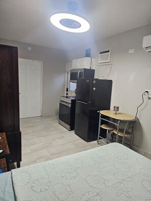 1 bedroom, WiFi, bed sheets - The Traveler's Rest (Hallandale Beach)