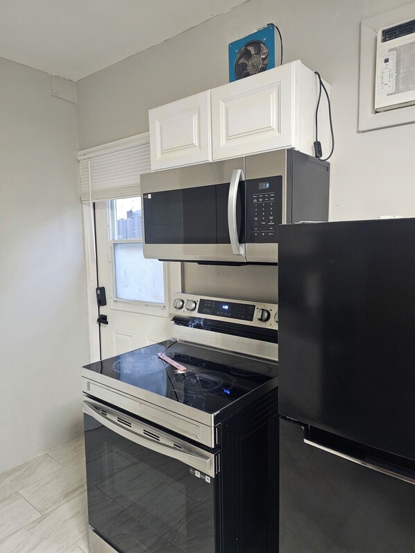 Microwave, oven, stovetop - The Traveler's Rest (Hallandale Beach)