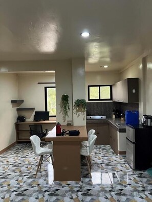 Apartamento, 1 cama Queen | Área de estar