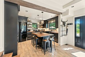 Kühlschrank, Mikrowelle, Herdplatte, Geschirrspüler