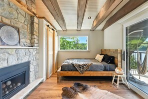 3 bedrooms, desk, WiFi, bed sheets