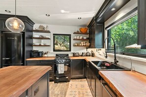 Réfrigérateur, micro-ondes, plaque de cuisson, lave-vaisselle
