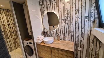 Douche, sèche-cheveux, serviettes fournies, savon