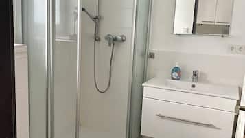 Dusche, Haartrockner, Handtücher, Seife