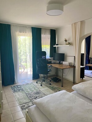 1 habitación, caja de seguridad en la habitación y escritorio 