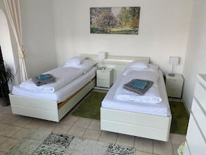 1 dormitorio, caja fuerte, escritorio y cuna de viaje
