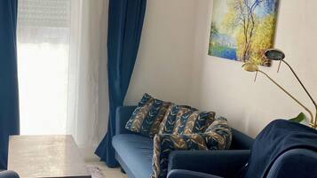 Smart-TV, Tischtennisplatte, Bücher, Computerbildschirme