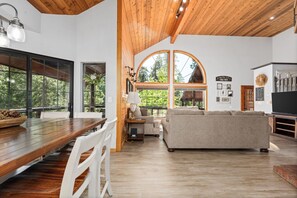 Télévision, cheminée, livres