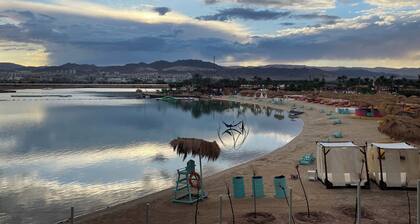 Charming 2-bedroom apartment in lovely Aqaba with AC