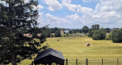 Charming Farmhouse Getaway With Stunning Mountain Views, Near Gettysburg