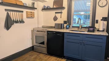 Microondas, horno, parrilla de estufa y lavavajillas