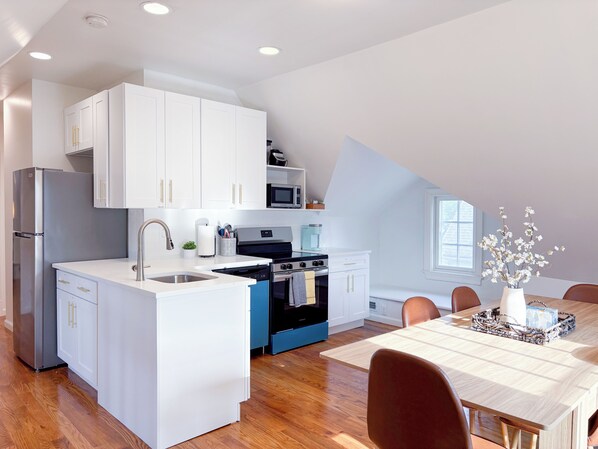 Refrigerador, microondas, horno y parrilla de estufa 