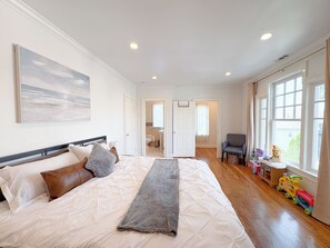 4 habitaciones, escritorio y tabla de planchar con plancha 
