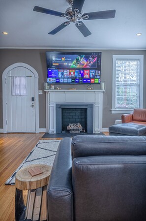 Living area - Spacious 3BR Midtown Home - Grad Family (Columbus)