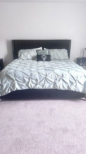 5 bedrooms, iron/ironing board, Internet, bed sheets
