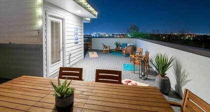 Nashville Skyline View with a Rooftop Deck that Sleeps 13 People