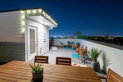 Nashville Skyline View with a Rooftop Deck that Sleeps 14 People