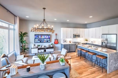 Nashville Skyline View with a Rooftop Deck that Sleeps 12 People