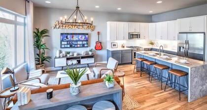 Nashville Skyline View with a Rooftop Deck that Sleeps 12 People