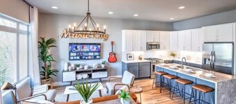 Nashville Skyline View with a Rooftop Deck that Sleeps 12 People