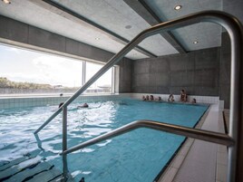 Una piscina techada, una piscina al aire libre