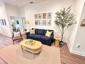 Living area - The Citrus Suite, Near UF, Shands, Downtown (Gainesville)