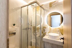 Douche, séchoir à cheveux, serviettes fournies, savon