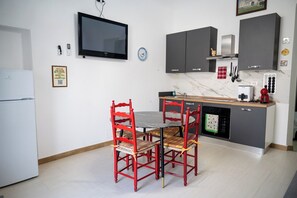 Fridge, oven, stovetop, coffee/tea maker