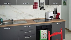 A modern kitchen with grey cabinets, a stainless steel sink, and a built-in oven. - Cozy vacation home, modern amenities and guaranteed relaxation. We are waiting for you! (Siracusa)