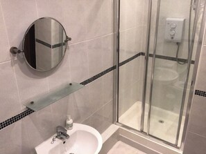 Shower, hair dryer, towels, soap - Rustic barn Cottage in a rural village with traditional open fireplace sleeps 5. (Cockermouth)