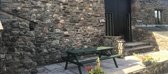 Rustic barn Cottage in a rural village with traditional open fireplace sleeps 5.