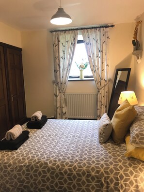 2 多间卧室、熨斗/熨衣板、免费 WiFi、床单