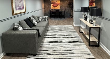 Modern 3‑BR Riverside Retreat, 2 Lounges, Near Casino & Riverfront.