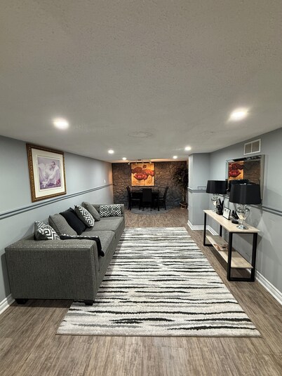 Modern 3‑BR Riverside Retreat, 2 Lounges, Near Casino & Riverfront.