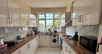 5 Bedroom Holiday Home Luton