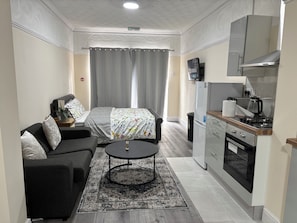 5 bedrooms, iron/ironing board, WiFi, bed sheets