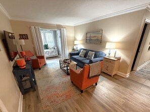 Smart TV, books - Pet Friendly, Ground Floor Condo w/Pool, Fitness Center, Pickleball & 2 Bikes (St. Simons Island)