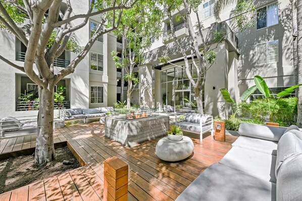 Terrace/patio - Spacious Modern 3BR - Prime Santa Monica Location (santa monica)