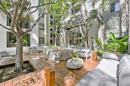 Blue Topaz' Prime Santa Monica Location, Central Rare 3BR 2BA Pool, Hot Tub, Gym