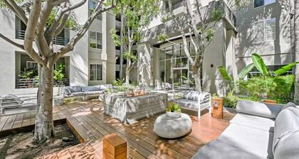 Blue Topaz' Prime Santa Monica Location, Central Rare 3BR 2BA Pool, Hot Tub, Gym