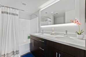 Shower, jetted bath, hair dryer, towels - Blue Topaz' Prime Santa Monica Location, Central Rare 3BR 2BA Pool, Hot Tub, Gym (santa monica)