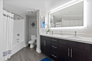 Shower, jetted bath, hair dryer, towels - Blue Topaz' Prime Santa Monica Location, Central Rare 3BR 2BA Pool, Hot Tub, Gym (santa monica)