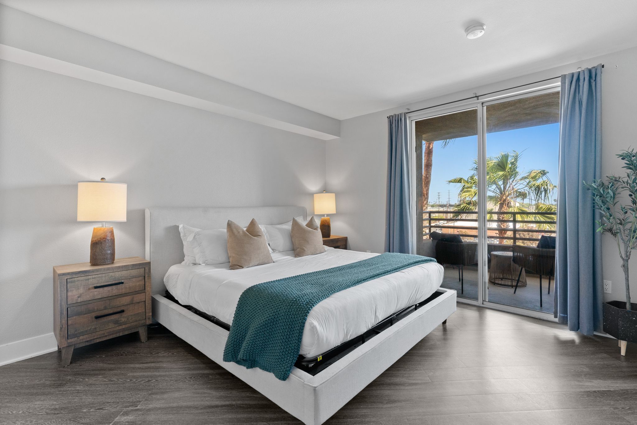 3 間睡房、書桌、熨斗/熨衫板、可攜式嬰兒床