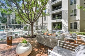 Outdoor dining - Spacious Modern 3BR - Prime Santa Monica Location (santa monica)