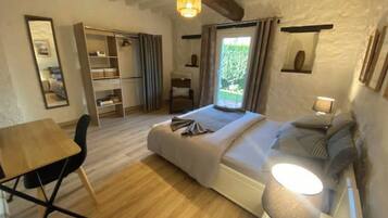 2 slaapkamers, een strijkplank/strijkijzer, internet, beddengoed