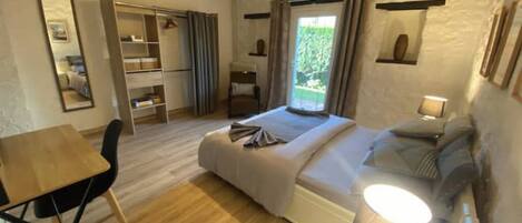 2 bedrooms, iron/ironing board, internet, bed sheets