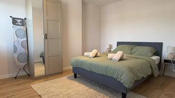 1 habitación, tabla de planchar con plancha, wifi y ropa de cama