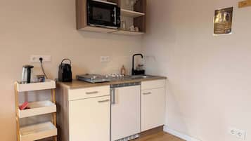 Refrigerador, microondas, horno y cafetera y tetera