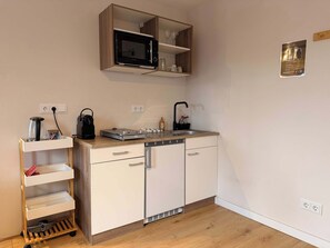 Kühlschrank, Mikrowelle, Ofen, Wasserkocher mit Kaffee-/Teezubehör