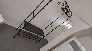 A room with a bunk bed and a small window. - Ophelia's Dream: Caribbean sea in the vacation home one step away from Gallipoli (Tuglie)